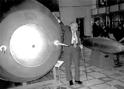 Edward Teller, junto a un modelo de la bomba H soviética durante una visita a Rusia, en 1994.