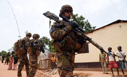 Soldados franceses y estonios, en mayo de 2014 en Bangui (República Centroafricana).