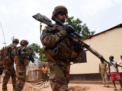 Soldados franceses y estonios, en mayo de 2014 en Bangui (República Centroafricana).