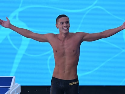 David Popovici tras batir el récord mundial de 100m libre en 2022.