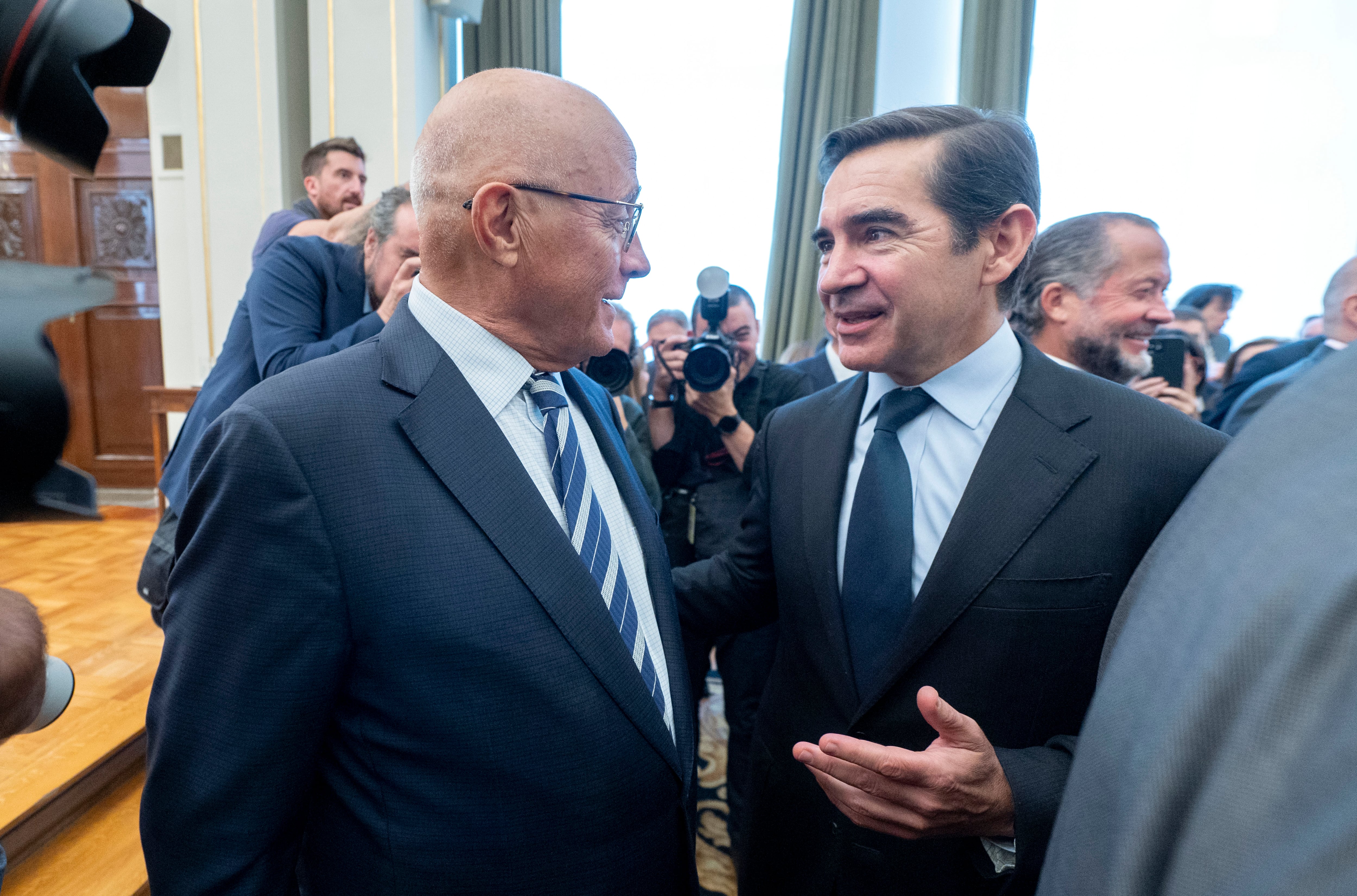 Los presidentes del BBVA, Carlos Torres (derecha) y del Banco Sabadell, Josep Oliu, durante la investidura del gobernador del Banco de España, en 2024.