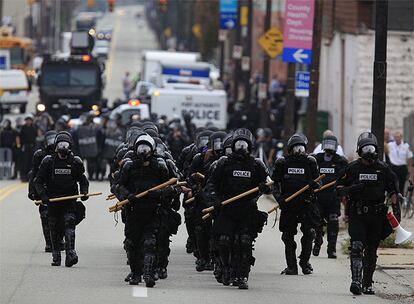 Los agentes han dispersado con gases lacrimógenos y pelotas de goma a una multitud formada por alrededor de 2.000 personas.