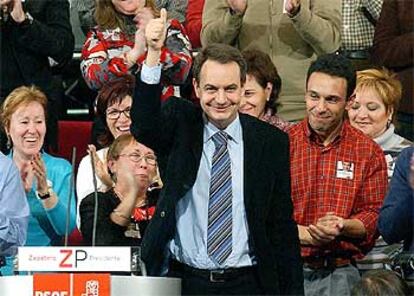 El candidato del PSOE a la Presidencia del Gobierno, José Luis Rodríguez Zapatero, ha pedido a los indecisos que "hagan el esfuerzo de ir a votar" y ha instado a que "no falte ni un solo trabajador en las urnas" durante el acto público celebrado en la sede de UGT de Madrid ante unos 1.500 trabajadores y sindicalistas.