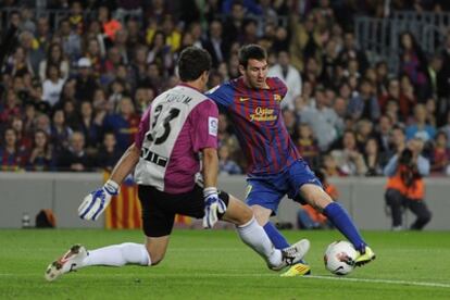 Messi regatea a Toño para marcar el primer gol del Barcelona.