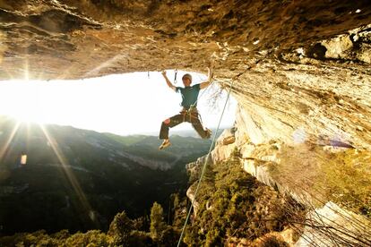 Iker Pou escalando Nit de Bruixes, en Margalef, España.