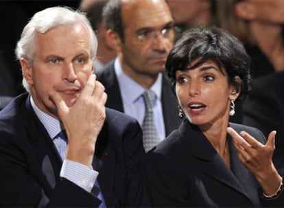 Rachida Dati, junto al ministro de Agricultura, Michel Barnier, en una imagen del 9 de enero.