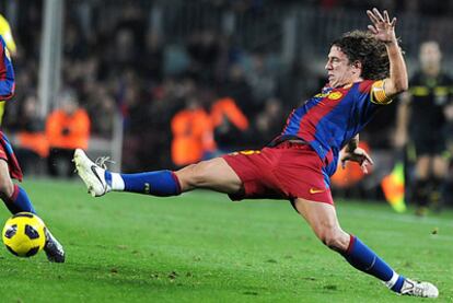 Puyol intenta alcanzar el balón durante el partido de este curso contra el Villarreal.