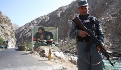Un miembro de la Policía afgana monta guardia en un punto de control
