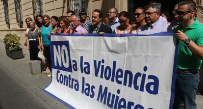 Concentración de repulsa en Almería tras el asesinato de la directora del museo de Nerja.