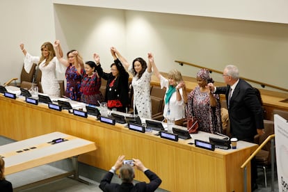 Un grupo de mujeres políticas y activistas alza las manos durante un evento de la Asamblea General de la ONU de 2018 titulado 'Poniendo el foco sobre el feminicidio en América Latina'.