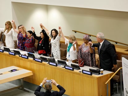 Un grupo de mujeres políticas y activistas alza las manos durante un evento de la Asamblea General de la ONU de 2018 titulado 'Poniendo el foco sobre el feminicidio en América Latina'.