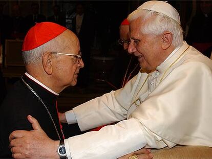 Benedicto XVI saluda ayer al cardenal español Eduardo Martínez Somalo en el Vaticano.