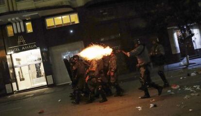 Policial dispara contra manifestantes em S&atilde;o Paulo, no dia 16