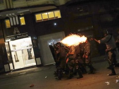 Policial dispara contra manifestantes em S&atilde;o Paulo, no dia 16