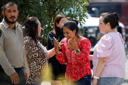 Uvalde se suma a nombres como Columbine, Parkland y Sandy Hook, ciudades que han sido testigos de cómo las armas irrumpen en el que debería ser el sitio más seguro de todos, los colegios. En la imagen, una mujer llora cerca del centro cívico Sargento Willie de Leon.