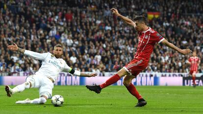 Sergio Ramos del Real Madrid bloquea a Robert Lewandowski del Bayern.