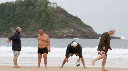 Un grupo de jubilados disfrutra de la playa de la Concha de San Sebasti&aacute;n