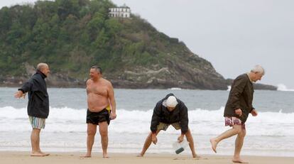 Un grupo de jubilados disfrutra de la playa de la Concha de San Sebastián