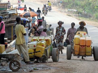 Una calle de Gueckedou (Guinea), cercana a las fronteras con Liberia y Sierra Leona y uno de los focos del brote de ébola.