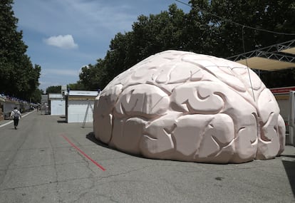 Estructura de cerebro montada por el CSIC en la Feria del Libro de Madrid fotografiada la víspera de la apertura, el 25 de mayo de 2023.