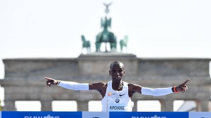 Kipchoge cruza a linha de chegada em Berlim