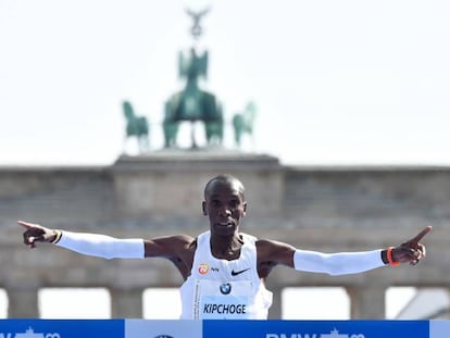 Kipchoge cruza a linha de chegada em Berlim