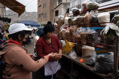 Una vendedora de especias atiende en su puesto callejero de Lima.