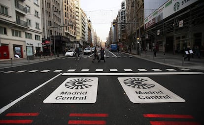 Entrada al área de Madrid Central en Gran Vía desde Plaza de España.