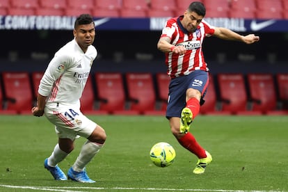 Luis Suárez remata ante Casemiro este domingo en el Wanda.