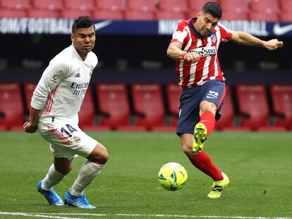 Luis Suárez remata ante Casemiro este domingo en el Wanda.