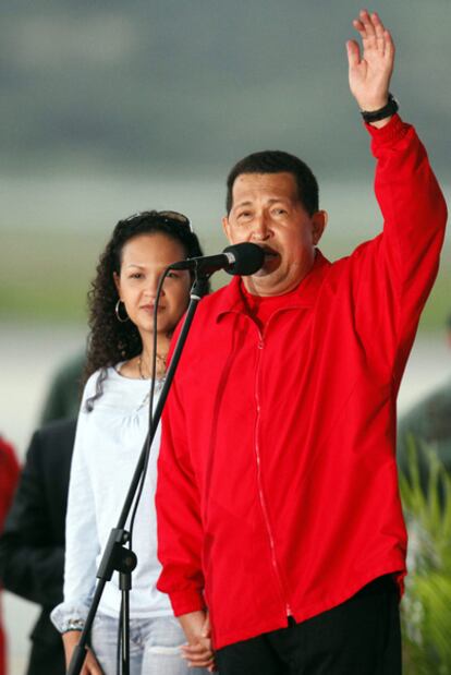 Chávez, con su hija Rosa, se despide el sábado antes de viajar a Cuba.