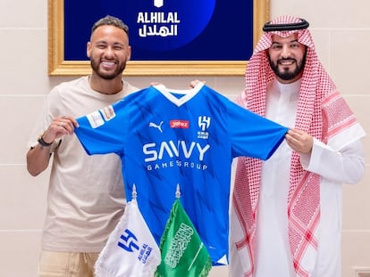 Neymar, junto con el presidente del Al Hilal, Fahd bin Saad Al-Nafel, el pasado día 15.