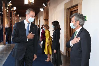 El rey Felipe VI saluda al presidente del Consejo General del Poder Judicial, Carlos Lesmes, durante la ceremonia de entrega de los Premios Princesa de Asturias, este viernes.