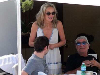 Cavalli con Sharon Stone en su barco en el &uacute;ltimo festival de Cannes.