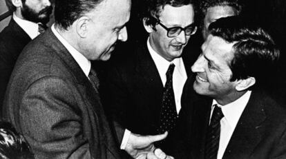 Adolfo Suárez felicita a Xabier Arzallus tras la ratificación en el Congreso del Estatuto de Autonomía vasco.