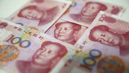 Fotografía de varios billetes de 100 yuanes en Pekín, China.