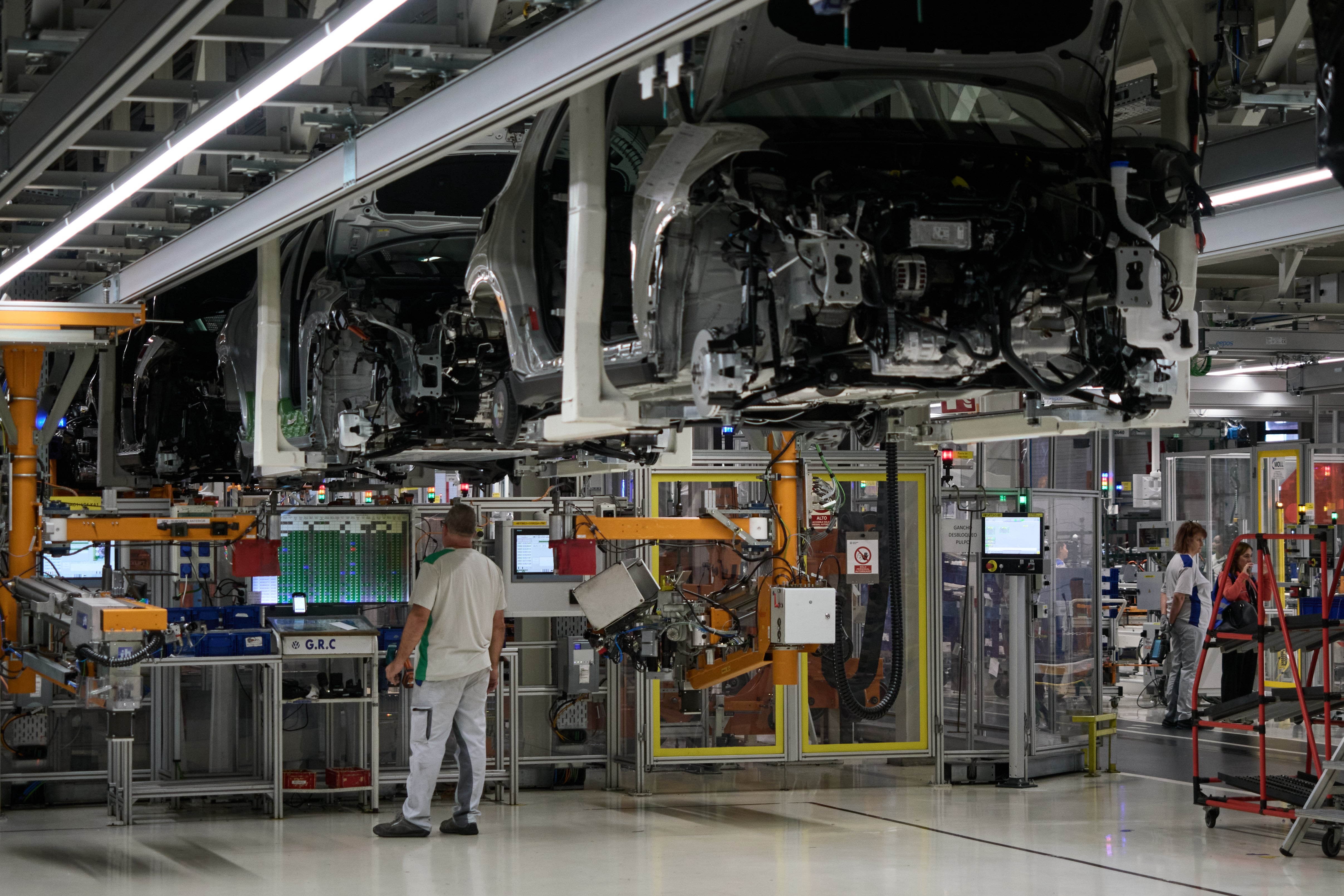 La Eurocámara plantea reforzar el escudo del coche eléctrico frente a China: el 75% del vehículo tendrá que ser local