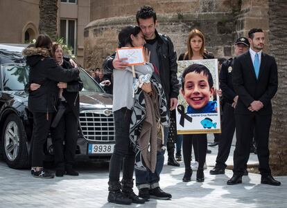 Patricia Ramírez y Ángel Cruz, padres de Gabriel, el niño de ocho años asesinado en Las Hortichuelas (Almería), en el funeral del pequeño, el 13 de marzo de 2018.