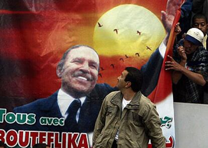 Seguidores de Buteflika, ante un cartel del presidente durante un acto electoral en Argel.