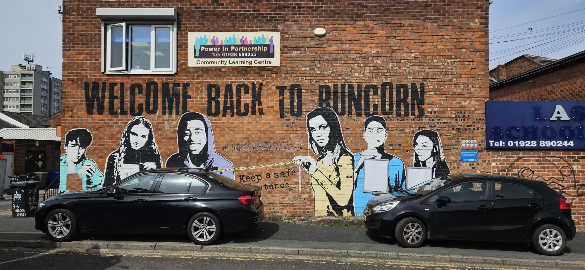 Un mural frente a la estación de tren de Runcorn da la bienvenida a los visitantes