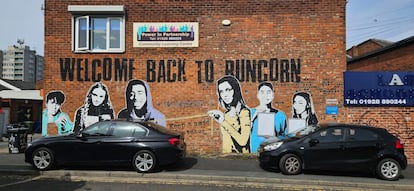 Un mural frente a la estación de tren de Runcorn da la bienvenida a los visitantes