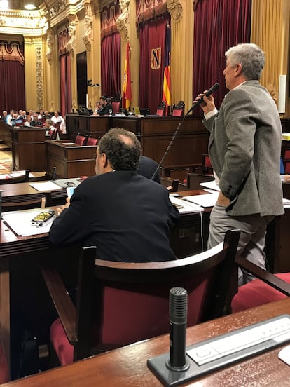 El diputado Enric Casanova (PSOE), durante su defenda de la Proposición no de Ley, este martes en el Parlament de Baleares