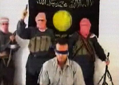 Imagen del vídeo que muestra el asesinato de un rehén turco en Irak.