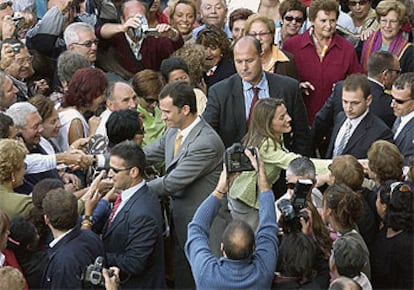 Los príncipes desmienten el rumor del embarazo de Doña Letizia en su primera visita a Galicia desde la boda.