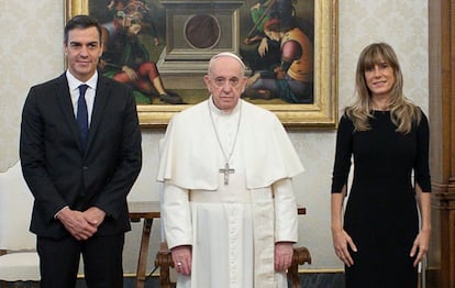 Pedro Sánchez y su esposa, Begoña Gómez, con el papa Francisco en el Vaticano en octubre de 2020.