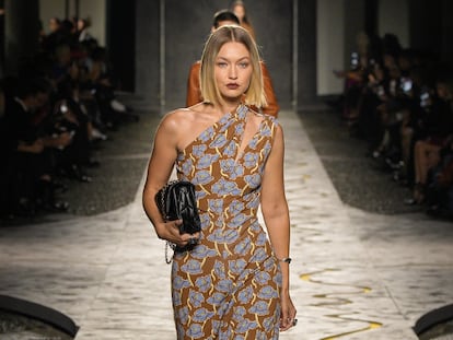 La modelo Gigi Hadid, en el desfile de Versace en la semana de la moda de Milán.