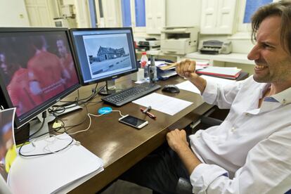 HOLANDA. Tilopa Van Pallant (37 años) celebra en su estudio de arquitectos los éxitos de su equipo, pero evita hurgar en la herida tras el 5-1.