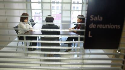 Lídia Ayora, a la derecha, en una reunión en Barcelona del Servicio de Mediación y Asesoramiento Técnico (SMAT) de la Generalitat.