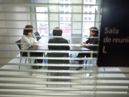 Lídia Ayora, a la derecha, en una reunión en Barcelona del Servicio de Mediación y Asesoramiento Técnico (SMAT) de la Generalitat.