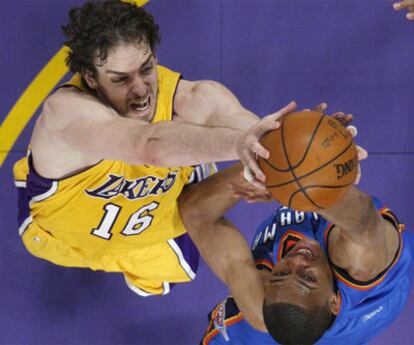 Pau Gasol lucha por un rebote con Russell Westbrook.